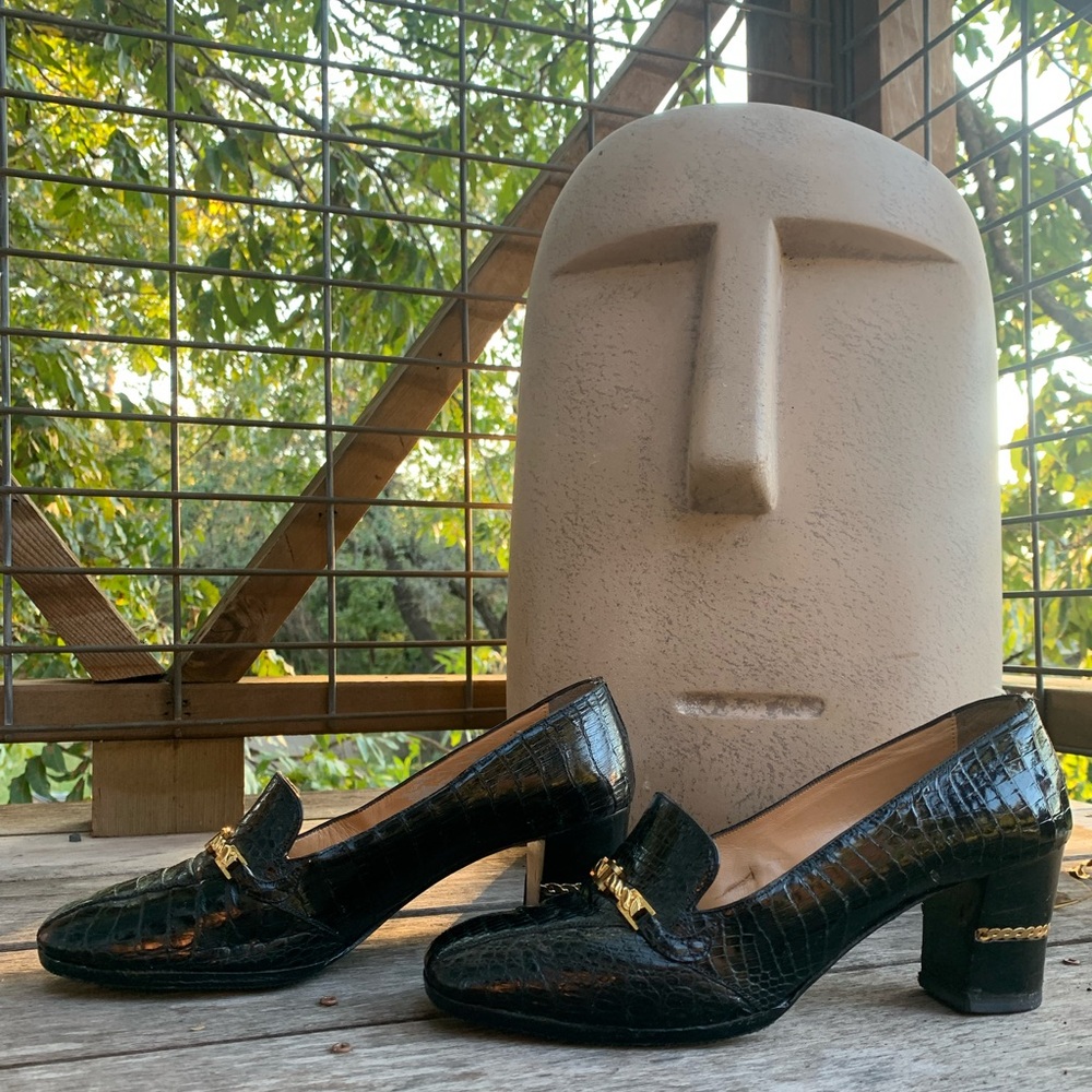 Vintage handmade Italian croc 60s block heel pump loafer w gold chain detail